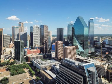 Havadan görünümü Downtown Dallas, Texas, ABD finans bölgesine. Modern gökdelenler yaz bulut mavi gökyüzünün altında. Metropolis ve cityscape arka plan