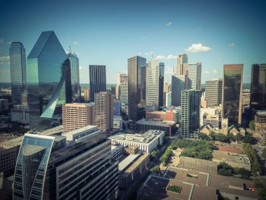 Havadan görünümü Downtown Dallas, Texas, ABD finans bölgesine. Modern gökdelenler yaz bulut mavi gökyüzünün altında. Metropolis ve cityscape arka plan