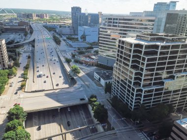 Dallas downtown simgesel yapı binalar ve Woodall Rodgers Otoban (Texas Otoban 366) anten. Modern gökdelenler yaz bulut mavi gökyüzünün altında. Cityscape ve ulaşım arka plan