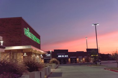 Irving, Tx, bize-Temmuz 21, tüm gıdalar Market deposu batımında 2018:Facade giriş. Yapay koruyucu, renk, tat, tatlandırıcı, hidrojene yemeksiz featuring eko-fikirli süpermarket zinciri