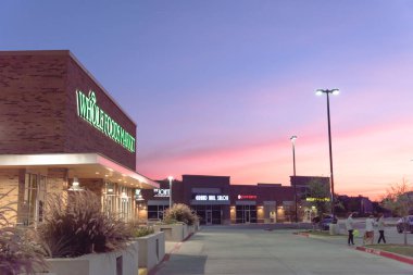 Irving, Tx, bize-Temmuz 21, 2018:Customer çıkıp, tüm gıdalar Market mağaza çıkmak. Yapay koruyucu, renk, tat, tatlandırıcı, hidrojene yemeksiz featuring eko-fikirli süpermarket zinciri