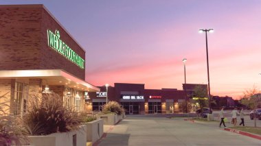 Irving, Tx, bize-Temmuz 21, 2018:Customer çıkıp, tüm gıdalar Market mağaza çıkmak. Yapay koruyucu, renk, tat, tatlandırıcı, hidrojene yemeksiz featuring eko-fikirli süpermarket zinciri