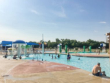 İle burred soyut açık yüzme havuzu alanı, slaytlar ve kucak şerit yaz anda oynayabilirsiniz. Bulanık meşgul su sporları ve arka plan kullanım için su parkı defocused.