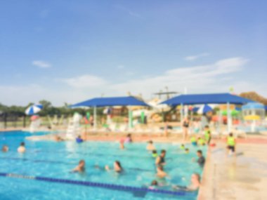 İle burred soyut açık yüzme havuzu alanı, slaytlar ve kucak şerit yaz anda oynayabilirsiniz. Bulanık meşgul su sporları ve arka plan kullanım için su parkı defocused.