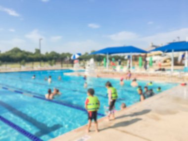 İle burred soyut açık yüzme havuzu alanı, slaytlar ve kucak şerit yaz anda oynayabilirsiniz. Bulanık meşgul su sporları ve arka plan kullanım için su parkı defocused.