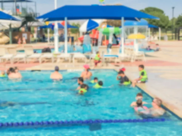 Los Niños Borrosos Sus Padres Disfrutan Natación Las Actividades Acuáticas —  Fotos de Stock