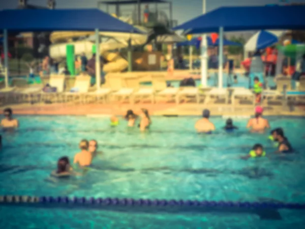 Les Enfants Flous Leurs Parents Profitent Activités Aquatiques Natation Piscine — Photo