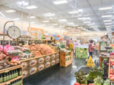 İnsanlar ABD'de yerel bakkal alışveriş arka plan bulanık görüntü. Müşteri satın alma taze meyve ve sebze. Organik ve yerel olarak yetiştirilen ekranda üretir. Süpermarkette sağlıklı gıda