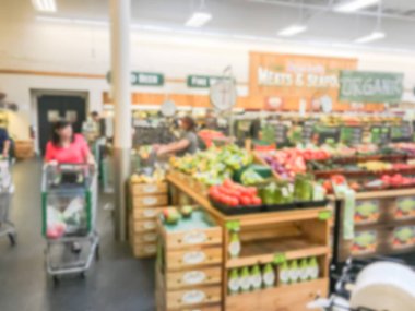 İnsanlar ABD'de yerel bakkal alışveriş arka plan bulanık görüntü. Müşteri satın alma taze meyve ve sebze. Organik ve yerel olarak yetiştirilen ekranda üretir. Süpermarkette sağlıklı gıda