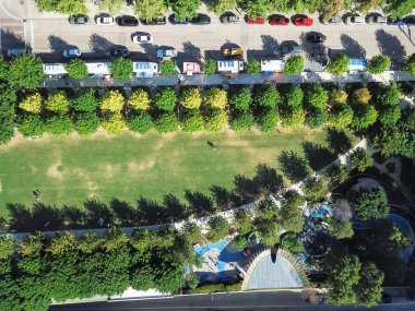 «Ana sayfa» görünümü yeşil renkli telefon gıda kamyon satıcıları yemek ve gıda teslim kavşak çevreleyen üzerinde satmak için sıra ile kentsel park. Sokak gıda sanayi hava kavramı