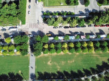 «Ana sayfa» görünümü yeşil renkli telefon gıda kamyon satıcıları yemek ve gıda teslim kavşak çevreleyen üzerinde satmak için sıra ile kentsel park. Sokak gıda sanayi hava kavramı