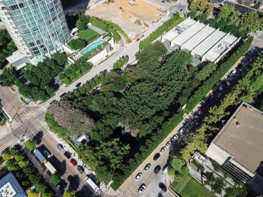 Havadan görünümü yeşil parkı yaz güneşli gün şehir merkezinde Dallas, Texas, ABD. Ağaçlar yemyeşil ve çimenli çim açık hava egzersiz, egzersiz ve eğlence aktiviteleri için