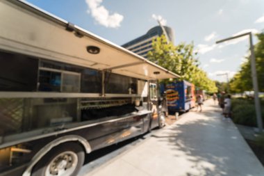 Soyut bulanık hareket gıda kamyon satıcı müşteriler satın almak ve gıdaların çeşitli tat. Dallas, Texas, ABD, mavi gökyüzü kentsel Park'ta öğle yemeği ve içecek teslimat almak için bekliyor, sıraya queuing insanlar