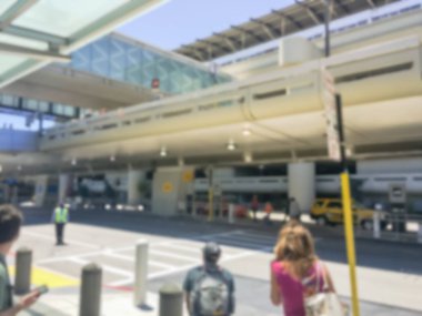 Varış havaalanı terminal, pikap için bulanık bekleyenler. Alacak ve havaalanında yolcu vazgeçtiklerini kavramı