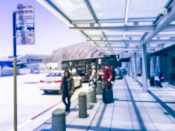 ヴィンテージは 空港の到着ターミナルでのピックアップを待っている人々 をぼやけています ピックアップ 空港で乗客を降ろしたコンセプト — ストック写真