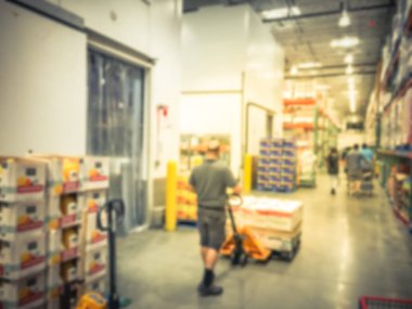 El ile forklift stoklarını mal yakınındaki soğuk depoda toptan mağaza ile soyut bulanık işçi