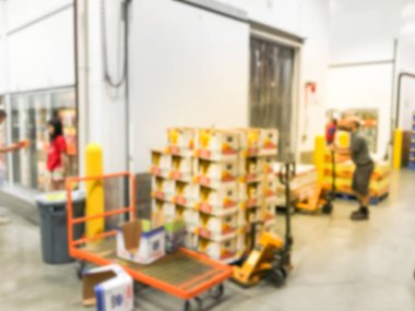 El ile forklift stoklarını mal yakınındaki soğuk depoda toptan mağaza ile soyut bulanık işçi
