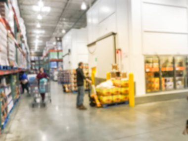 El ile forklift stoklarını mal yakınındaki soğuk depoda toptan mağaza ile soyut bulanık işçi
