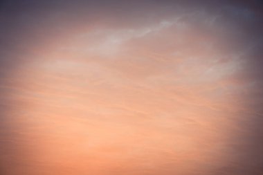 Vintage sesi dramatik yumuşak günbatımı bulut oluşumu ile gökyüzü arasında canlı renk. Doğa içinde alacakaranlık dönem, güzel manzara geçmiş, Texas, Amerika yaz saati