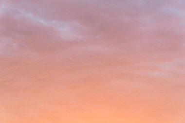 Dramatik yumuşak günbatımı bulut oluşumu ile gökyüzü arasında canlı renk. Doğa içinde alacakaranlık dönem, güzel manzara geçmiş, Texas, Amerika yaz saati