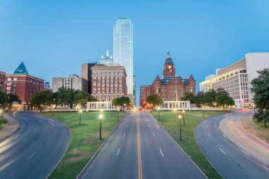 Dallas gökdelenler ve hafif iz trafik Dealey Plaza, Jkf suikast site üzerinden. Alacakaranlıkta manzarası ve ulaşım cityscape