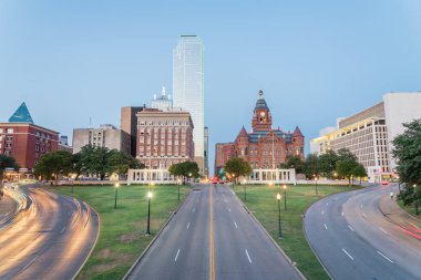 Dallas gökdelenler ve hafif iz trafik Dealey Plaza, Jkf suikast site üzerinden. Alacakaranlıkta manzarası ve ulaşım cityscape