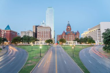 Dallas gökdelenler ve hafif iz trafik Dealey Plaza, Jkf suikast site üzerinden. Alacakaranlıkta manzarası ve ulaşım cityscape