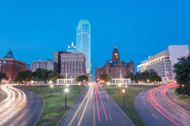 Dallas gökdelenler ve hafif iz trafik Dealey Plaza, Jkf suikast site üzerinden. Alacakaranlıkta manzarası ve ulaşım cityscape