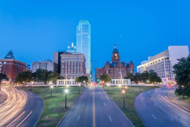 Dallas gökdelenler ve hafif iz trafik Dealey Plaza, Jkf suikast site üzerinden. Alacakaranlıkta manzarası ve ulaşım cityscape