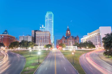 Dallas gökdelenler ve hafif iz trafik Dealey Plaza, Jkf suikast site üzerinde bulanık bakış. Manzarası ve ulaşım cityscape