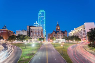 Güzel görünümü Dealey Plaza, Jkf suikast site üzerindeki ışık iz trafik ve Dallas gökdelenler. Manzarası ve ulaşım cityscape mavi saatte