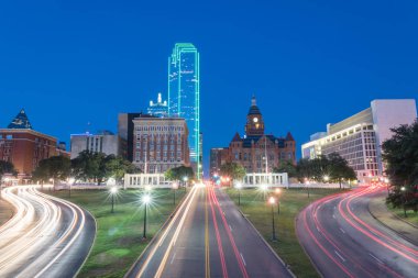 Güzel görünümü Dealey Plaza, Jkf suikast site üzerindeki ışık iz trafik ve Dallas gökdelenler. Manzarası ve ulaşım cityscape mavi saatte