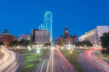 Güzel görünümü Dealey Plaza, Jkf suikast site üzerindeki ışık iz trafik ve Dallas gökdelenler. Manzarası ve ulaşım cityscape mavi saatte