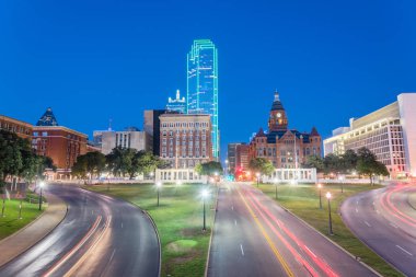 Güzel görünümü Dealey Plaza, Jkf suikast site üzerindeki ışık iz trafik ve Dallas gökdelenler. Manzarası ve ulaşım cityscape mavi saatte