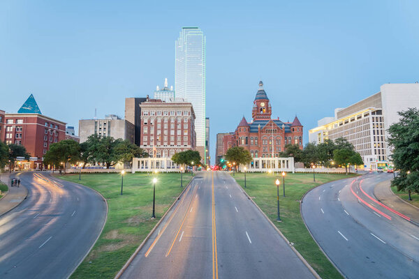 Небоскрёбы Далласа и пробки над Дили Плаза, местом убийства ДКФ. Skyline и транспорт города при свете фонарей
