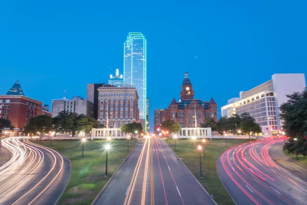 Vista Desfocada Dos Arranha Céus Dallas Tráfego Trilhas Luminosas Sobre — Fotografia de Stock