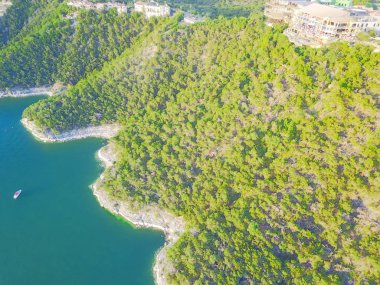 Üstten görünüm ağaçlar ve cliff duvar, blöf Gölü Travis, Austin, Texas, ABD, rock. Lüks tatil evleri, ev ve restoran sahil şeridi üzerinde. Toplumda, okyanus kristal arka plan evleri arıyor