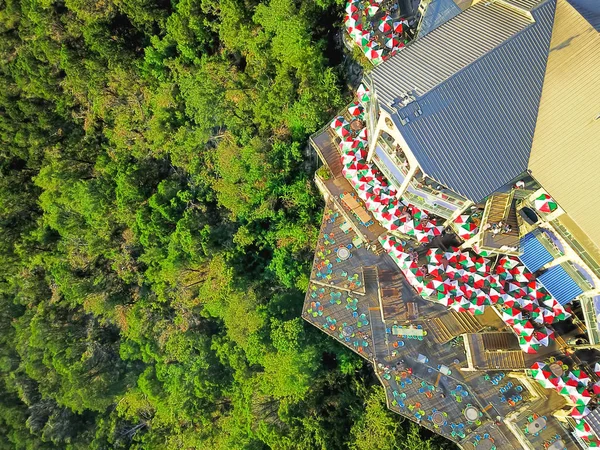 アメリカで絶壁崖の岩の壁近くのカラフルな傘飾り机と空中展望レストラン — ストック写真