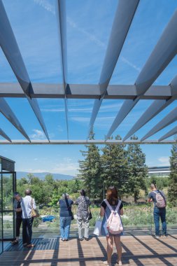 Cupertino, Ca, bize-Temmuz 18, 2018:Visitors Apple Park ve kampüs ziyaretçi merkezi çatı terasından çalışırken onun manzara keyfini çıkarın. Bulut mavi gökyüzü güneşli yaz gün