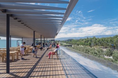 Cupertino, Ca, bize-Temmuz 18, kampüs ziyaretçi merkezi çatı terasından Apple Park ve haddeleme onun manzara ile fotoğraf çekmek 2018:Visitors. Bulut mavi gökyüzü güneşli yaz gün