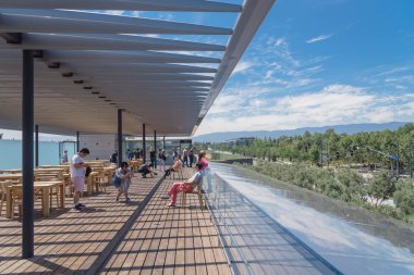 Cupertino, Ca, bize-Temmuz 18, kampüs ziyaretçi merkezi çatı terasından Apple Park ve haddeleme onun manzara ile fotoğraf çekmek 2018:Visitors. Bulut mavi gökyüzü güneşli yaz gün