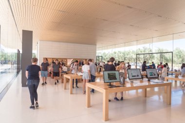 Cupertino, Ca, bize-Temmuz 18, 2018: müşteri deneyimi çeşitli grup son derece küratörlüğünü iphone, ipad, bilgisayar ürün, aksesuarlar, özel seçim ve Apple Apple Park perakende mağaza markalı Park