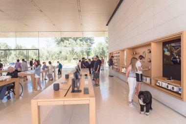 Cupertino, Ca, bize-Temmuz 18, 2018: müşteri deneyimi çeşitli grup son derece küratörlüğünü iphone, ipad, bilgisayar ürün, aksesuarlar, özel seçim ve Apple Apple Park perakende mağaza markalı Park