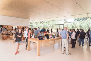 Cupertino, Ca, bize-Temmuz 18, 2018: müşteri deneyimi çeşitli grup son derece küratörlüğünü iphone, ipad, bilgisayar ürün, aksesuarlar, özel seçim ve Apple Apple Park perakende mağaza markalı Park