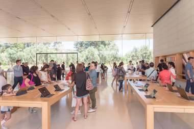 Cupertino, Ca, bize-Temmuz 18, 2018: müşteri deneyimi çeşitli grup son derece küratörlüğünü iphone, ipad, bilgisayar ürün, aksesuarlar, özel seçim ve Apple Apple Park perakende mağaza markalı Park