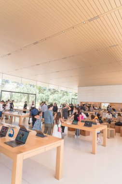 Cupertino, Ca, bize-Temmuz 18, 2018: müşteri deneyimi çeşitli grup son derece küratörlüğünü iphone, ipad, bilgisayar ürün, aksesuarlar, özel seçim ve Apple Apple Park perakende mağaza markalı Park