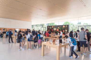 Cupertino, Ca, bize-Temmuz 18, 2018: müşteri deneyimi çeşitli grup son derece küratörlüğünü iphone, ipad, bilgisayar ürün, aksesuarlar, özel seçim ve Apple Apple Park perakende mağaza markalı Park