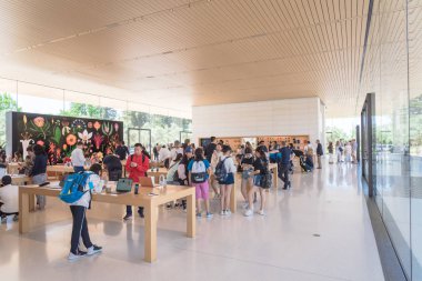 Cupertino, Ca, bize-Temmuz 18, 2018: müşteri deneyimi çeşitli grup son derece küratörlüğünü iphone, ipad, bilgisayar ürün, aksesuarlar, özel seçim ve Apple Apple Park perakende mağaza markalı Park