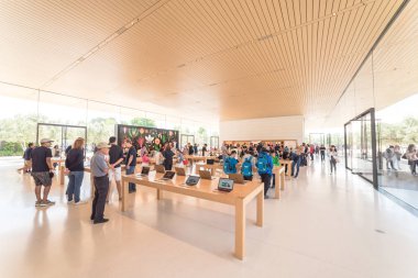 Cupertino, Ca, bize-Temmuz 18, 2018: müşteri deneyimi çeşitli grup son derece küratörlüğünü iphone, ipad, bilgisayar ürün, aksesuarlar, özel seçim ve Apple Apple Park perakende mağaza markalı Park