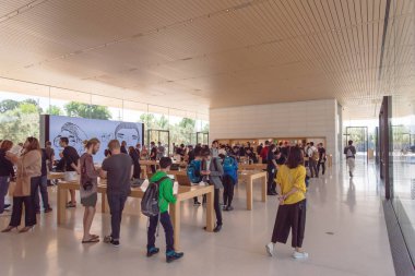 Cupertino, Ca, bize-Temmuz 18, 2018: müşteri deneyimi çeşitli grup son derece küratörlüğünü iphone, ipad, bilgisayar ürün, aksesuarlar, özel seçim ve Apple Apple Park perakende mağaza markalı Park